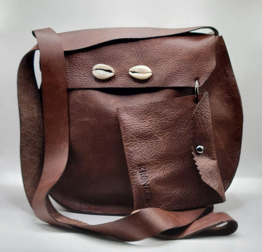 KRONEEK Handmade Brown Leather Bag/Sak KRONEEK an Kwi Natirèl – Modèl Atizanal